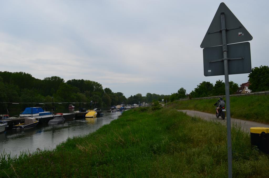 Zwei Raben Pension Maguncia Exterior foto